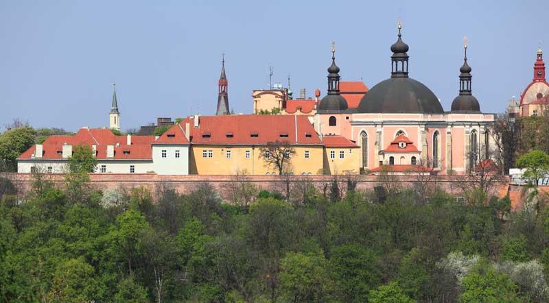 Geografické údaje o stanici: Zeměpisná šířka: 5 4' s. š. Zeměpisná délka: 14 25' v. d. Povodí: Vltava Okres: Praha 2 Kraj: Praha Fytogeografická oblast: Středočeská tabule Geomorfologická oblast: Pražská plošina obr.