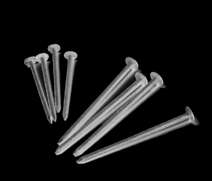 Klince Pozinkovanie a veľkosť hláv klincov zaručujú optimálne pripevnenie tvaroviek s otvormi pre klince, ako sú krajné škridly, nosné škridly stúpacej plošiny a podobne.