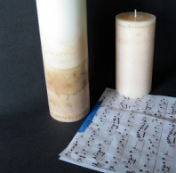 Dekorativní svíčky Zkuste si vytvořit dekorativní svíčky podle vlastního vkusu. na konci časopisu najdete několik motivů starých francouzských etiket, ale samozřejmě můžete použít i své.