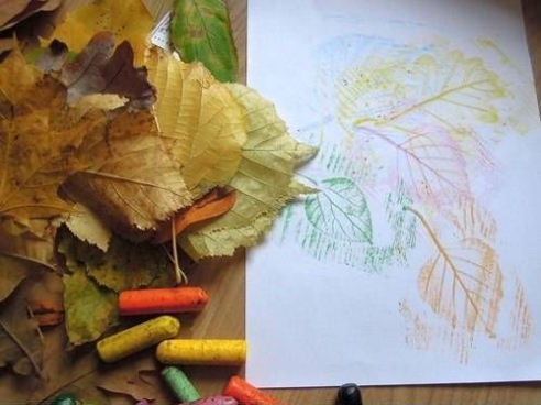 Voskový obraz Krásné obrázky pro podzimní dekorace si vyrobte za pomoci obyčejných voskovek a posbíraných listů. List otočte spodní částí nahoru položte na podložku a na něj položte list papíru.