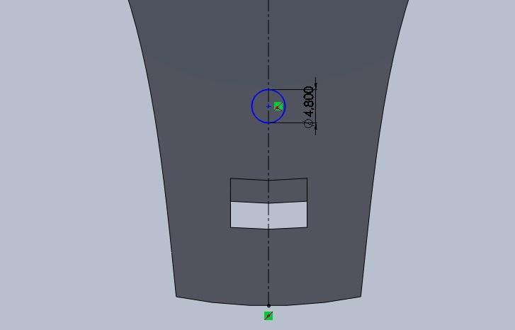 krytu byly dva původní úchyty, což je 29 mm od zadní hrany krytu. Pomocí funkce Přidání vysunutím byl poté vysunut panel o 6 mm směrem dolů.