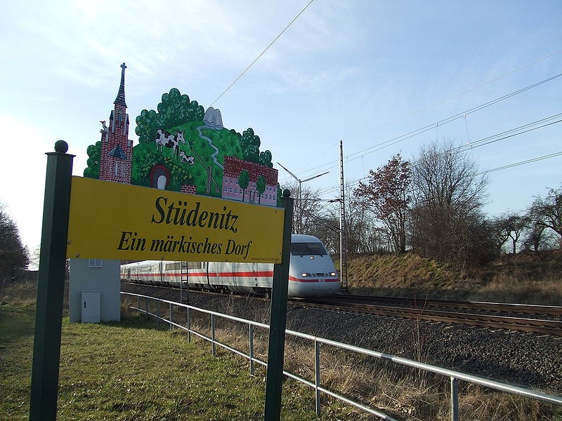 Silniční mosty přes trať 107 Železniční mosty 19 Propustky 141 Délka trakčního vedení 595 km Trakční soustava 15 kv, 16,7 Hz Současnost V současnosti je na trati vypravováno 20 párů vlaků ICE denně,