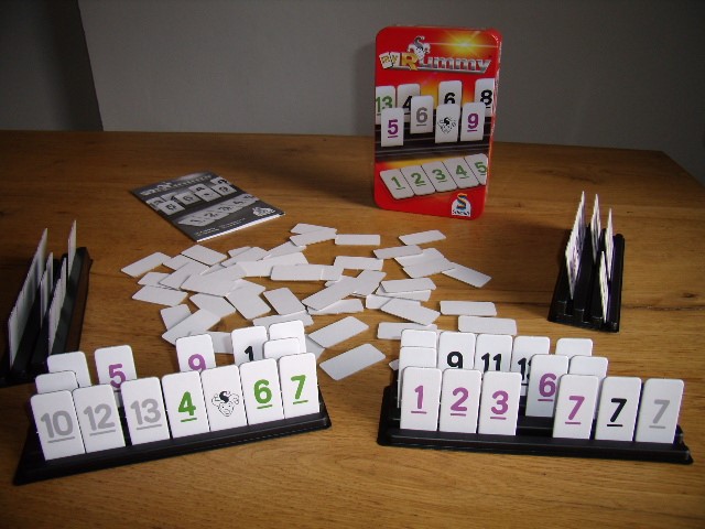 Hra myrummy nebo Rummikub (stejný princip hry) Popis hry Tato hra (Obr. 8) se v mnohém podobá známé kartové hře Žolíci. Přesto nabízí mnohem větší množství kombinací.