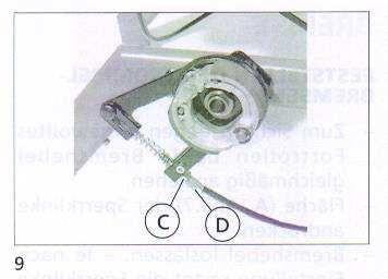 NASTAVENÍ BUBNOVÝCH BRZD (obr.9) Nářadí: 1x otevřený klíč vel. 10 mm Bubnová brzda pro doprovod - Uvolněte přítužnou matici (C). - Vyšroubujte stavěcí šroub (D) podle potřebné polohy.