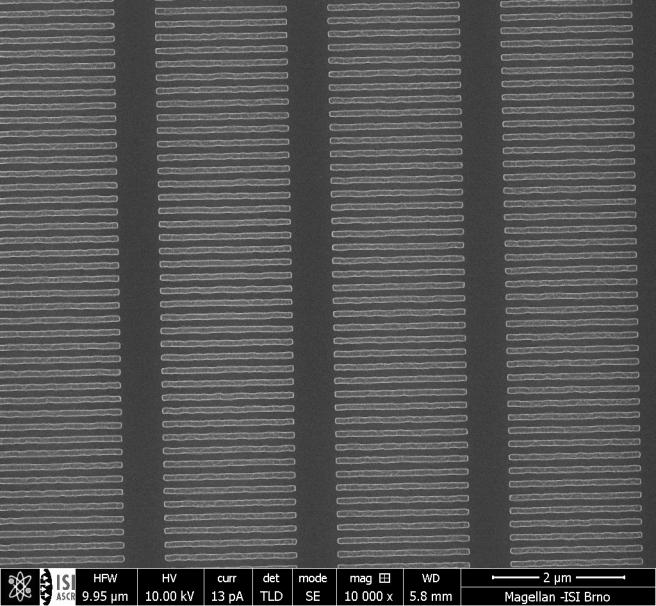 Obr. 4.4.2 Snímek leptaného motivu v SIN vrstvě z AFM; šířka čáry 200 nm a mezera 200 nm (rozsah na ose z je 132 nm). Obr. 4.4.3 Snímek leptaného motivu v SIN vrstvě z AFM; šířka čáry 100 nm a mezera 200 nm (rozsah na ose z je 82 nm).