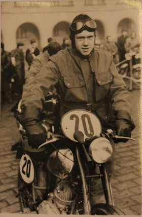 Josef Kauler na motocyklu, Mělník 1957 Náš pamětník Josef Kauler ze Mšena byl v motorismu jezdcem první třídy a dostal se do státní reprezentace.