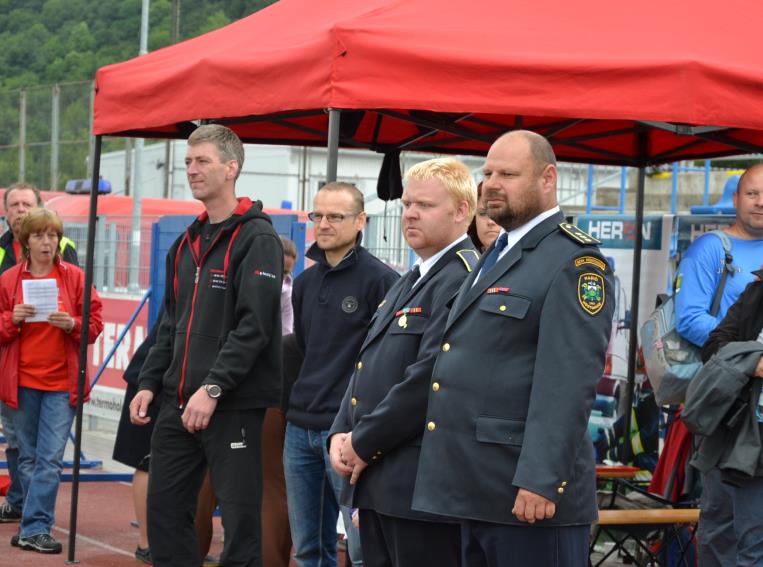 I tentokrát při ranní prezenci čekalo na závodníky a závodnice, kteří jsou v seriálu nováčci milé překvapení v podobě trička. Bohužel nám ale počasí nepřálo tolik, aby je mohli hned vyzkoušet.