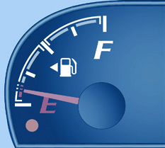 Místo řidiče 32 PALIVOMĚR Hladina paliva je testována při každém zapnutí zapalování. Palivoměr signalizuje: - F (Full - plná): nádrž o objemu přibližně 90 litrů je plná.