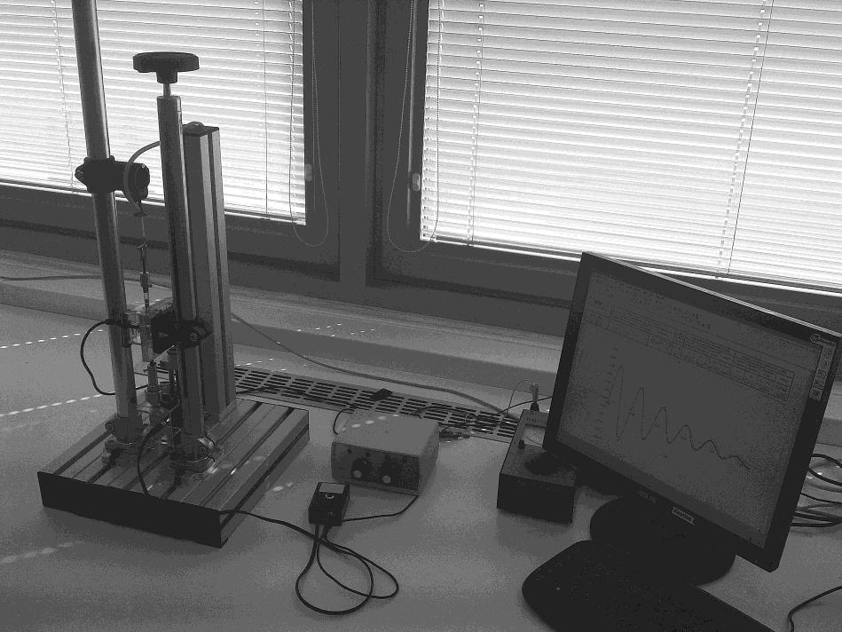 Obr. 6 Sestava viskoelastometru Delter ro měření v tahu s mechanickou částí, elektronikou a očítačem vybaveným originálním software Současně s rozvojem využití řístroje byl modifikován a uravován