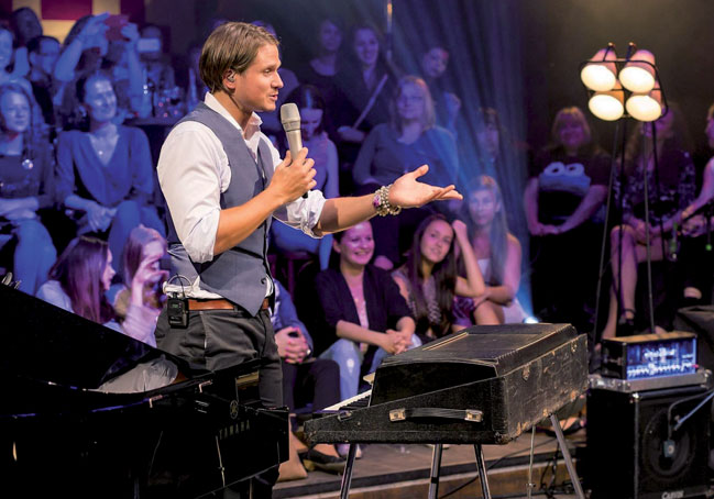 ONDŘEJ BRZOBOHATÝ DVD/CD G2 ACOUSTIC STAGE SU 7130-9 Foto archiv TV ÓČKO, 2015 Záhy po vydání živáku vyjíždí Ondřej Brzobohatý se svojí kapelou na slovenskou část úspěšného Identity Tour a na
