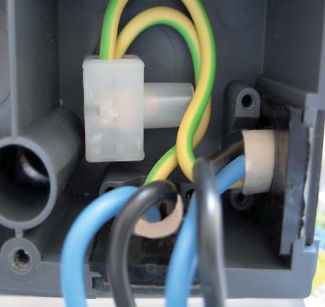 C 2 - Elektrické zapojení Výstraha Výstraha Kabely na malé napětí jako např. kabely k teplotním čidlům se musí vést odděleně od silových kabelů.