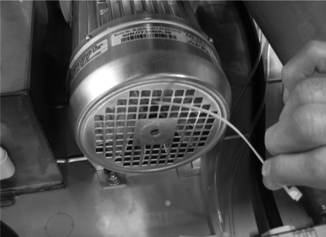 Návod k instalaci a provozu PROFI AM900 CS Instalace následovně zkontrolovat směr otáčení mycího čerpadla (mycích čerpadel): Protáhněte kabelový upevňovací pásek v hloubce cca 3 cm zadní odvětrávací