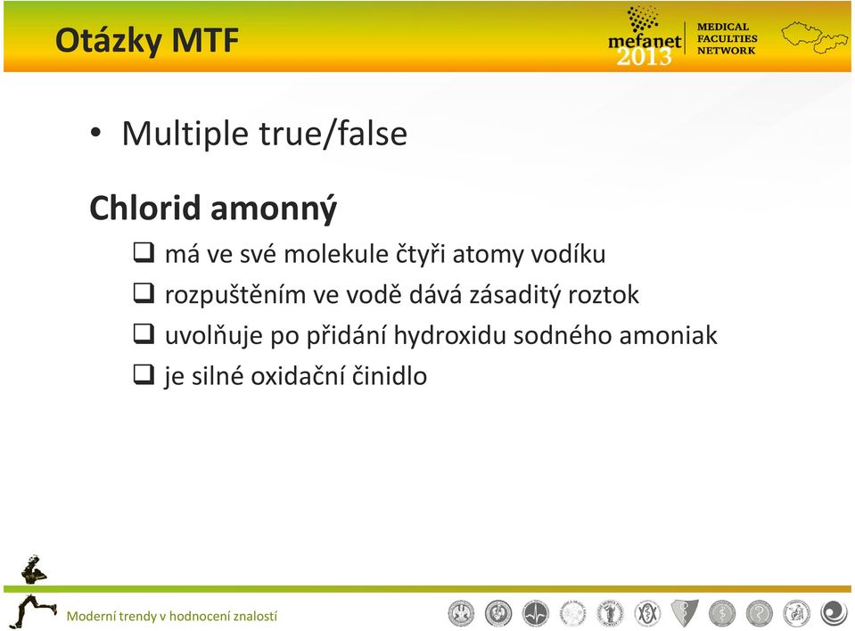 ve vodě dává zásaditý roztok uvolňuje po přidání
