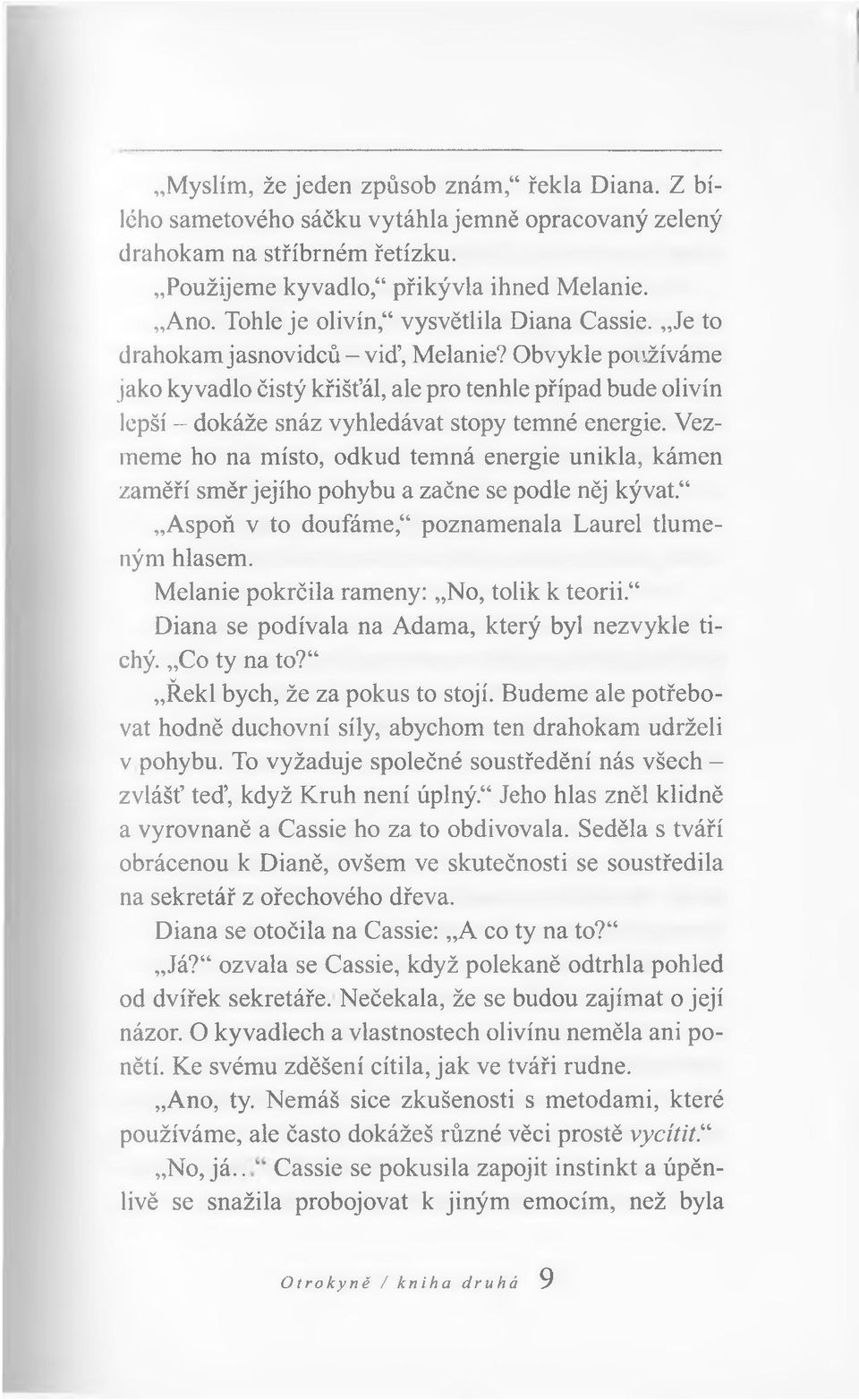 Obvykle používáme jako kyvadlo čistý křišťál, ale pro tenhle případ bude olivín lepší - dokáže snáz vyhledávat stopy temné energie.