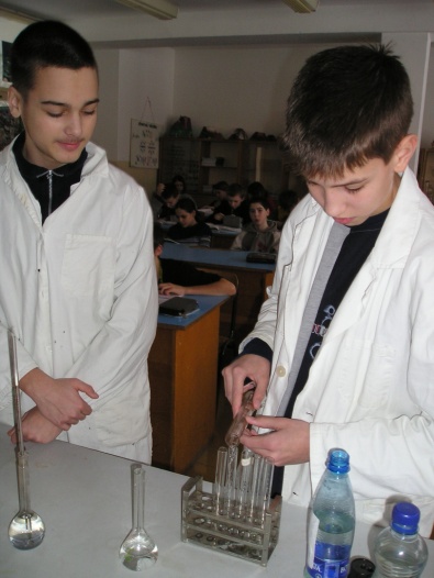 V chemickom laboratóriu sme odmerali: znečistenie vody tvrdosť vody prítomnosť chloridových