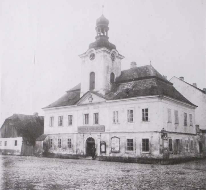 Příloha č. 3 Fotografie původní barokní radnice na náměstí Zdroj: MMMH, fotografie města, před rokem 1892.