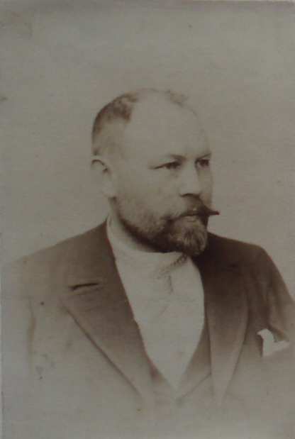 Příloha č. 15 Fotografie učitelského sboru před rokem 1889. Druhý zleva sedí Jan Klíma, druhý zprva Josef Karásek, první zprava Filomena Kubínová.