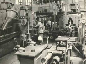 VIAC AKO 40 ROKOV SKÚSENOSTÍ 8 Prvé výrobné zariadenie Lis č.1 1970 Lis č.2 1972 Linka anodickej oxidácie 1973 Stavebný systém 1976 Lis č.
