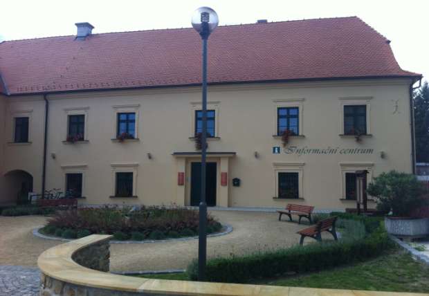 1. Základní informace o organizaci Název: Mikroregion Ostrožsko, svazek obcí pro celkový rozvoj zájmové oblasti Adresa: Zámecká 24, 687 24 Uherský Ostroh IČ: 70 92 61 40 DIČ: CZ 70 92 61 40 Telefony