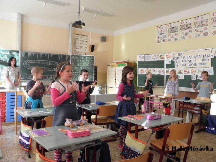 MORÁVECKÝ ZPRAVODAJ STRANA 5 Roční sazby poplatků ze psů: a/ Za jednoho psa chovaného v rodinném domku 150 Kč, za každého dalšího 200 Kč b/ Za každého psa v obytném činžovním domě 200 Kč, za každého