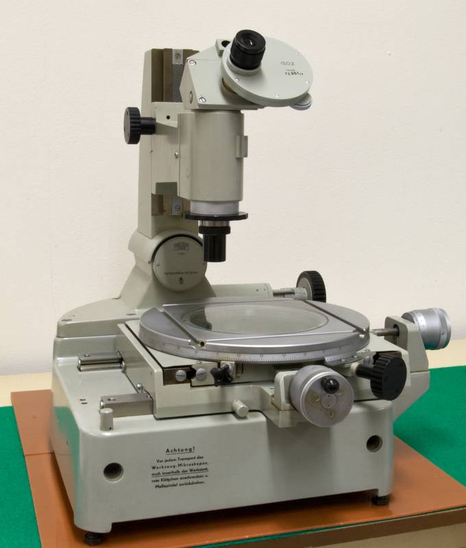 5 41 DÍLENSKÝ MIKROSKOP ZEISS Obr. 38. Měřené zařízení - dílenský mikroskop Zeiss Stolem mikroskopu je možné ve vodorovném směru vykonávat lineární posuv v osách X, Y a rotační pohyb A.