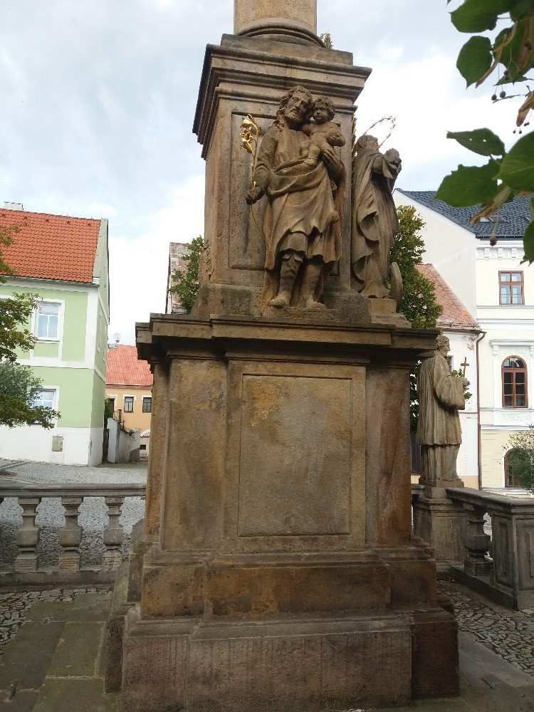 Restaurátorská oprava sochy na náměstí Náklady: 46.000 Kč vč.