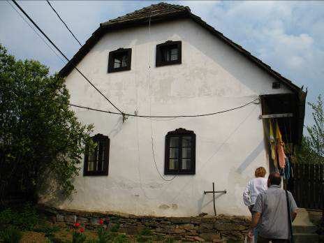 17. Západná fasáda Radnice so zástavbou habánskych domov na sever