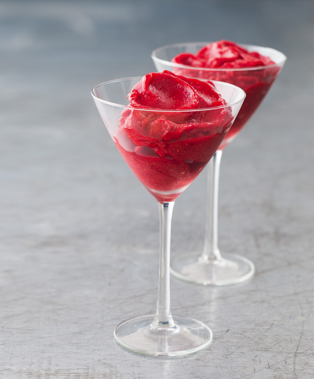 10x jinak Letní drinky Buďte na léto připraveni: míchejte skvělé drinky, koktejly a připravujte domácí limonády.