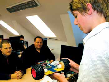 PRVNÍ ABSOLVENTI DĚTSKÉ UNIVERZITY TUL Prvních šedesát absolventů má od 11. června dvousemestrální program Dětská univerzita při Technické univerzitě v Liberci.