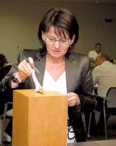 PREZIDENT KLAUS ODPOVÍDAL NAŠIM STUDENTŮM Na otázky studentů Technické univerzity v Liberci odpovídal 20. 4. 2011 ve zcela zaplněné posluchárně E9 prezident České republiky Václav Klaus.
