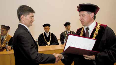 V letním semestru úspěšně složilo státní doktorskou zkoušku a obhájilo disertační práci 15 studentů doktorského studia z fakulty strojní, fakulty textilní, ekonomické fakulty a fakulty mechatroniky,