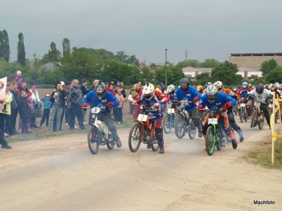 Náš první tlumačovský závod proběhl v sobotu 23.5.2015, kdy se od brzkých ranních hodin začali do depa závodu sjíždět závodníci a diváci. Závodilo se ve dvou kategoriích na mopedech Stadion.