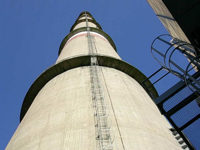 Obr. 1) Monolitický železobetonový komín ŠKO-ENERGO (výška 200m) Obr. 2) Sestavení mícího rastru BRIMOS podél osy komínu Tab.