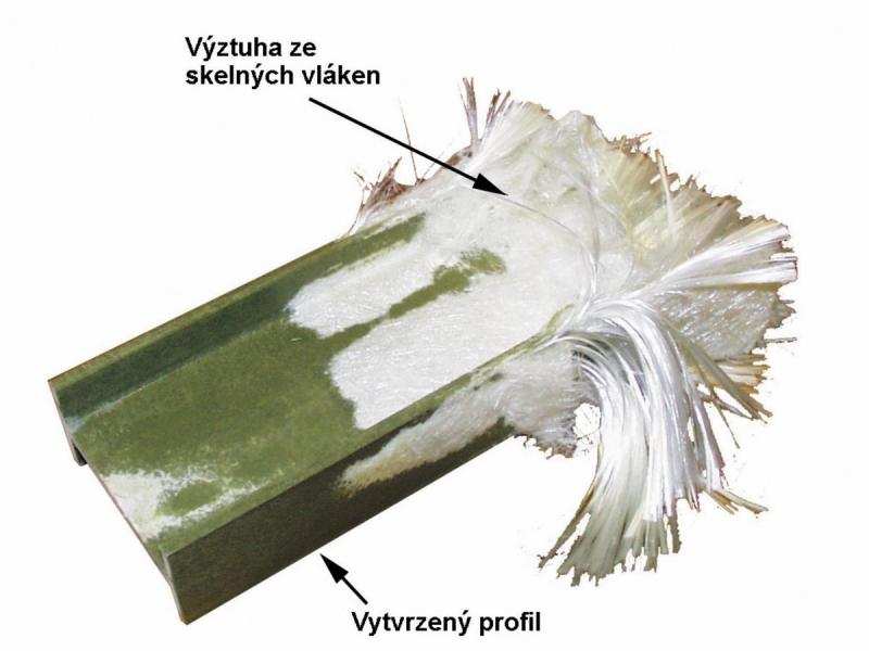 UTB ve Zlíně, Fakulta technologická 14 Obr. 1. Skleněná vlákna v laminátu [2] 1.1.3 Karbonová vlákna Polotovarem pro výrobu karbonových vláken je PAN (polyakrilonitridové vlákno) nebo PITCH (vlákno vyrobené z ropných produktů).