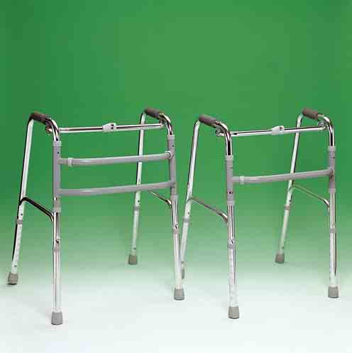 GR202 Deambulatore in alluminio con due ruote frontali doppie e sedile ripieghevole Walking frame in aluminium with two frontal double castors, and foldable seat Cadre de marche en aluminium avec