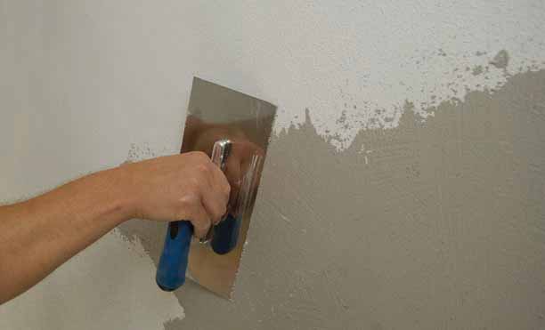 VYROVNÁVACIE HMOTY NA STENY A STROPY Vyrovnávacie hmoty zvyčajne aplikujeme na zahladené omietky alebo betónové plochy pred maliarskymi prácami.