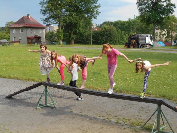 Poohlédnutí za výletem 3. a 5. třídy. Ve středu 8.6. jsme vyrazili vlakem do Velkého Luhu, odkud jsme šli lesní cestou do našeho sousedního městečka Plesná.