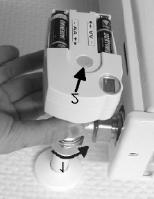 c) Montáž servopohonu ventilu topení na topné těleso Našroubujte servopohon ručním otáčením převlečné matice pevně na ventil (viz 1 na obr. vedle).