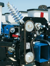 MODEL 3000 Hlavní rysy Dvouokruhový hydraulický systém pro zvedání a vyrovnávání Hydraulické válce na secích strojí KINZE 3000, které jsou propojeny přes přepouštěcí ventil, zajišťují ve zvlněném