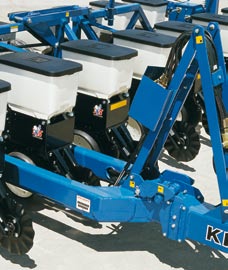 MODEL 3600 Twin Line Kompletní ovládání secího stroje z kabiny traktoru Ať už jde o přestavení stroje z pracovní do přepravní polohy a zpět, sklápění znamenáků nebo zapínání nebo vypínání výsevních
