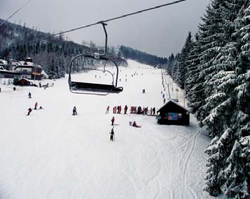 SJEZDOVÉ LYŽOVÁNÍ A SNOWBOARDING Nejprudší padák v Harrachově Býval to postrach lyžařů a stále zůstává jednou z nejprudších a nejtěžších tratí v Česku.