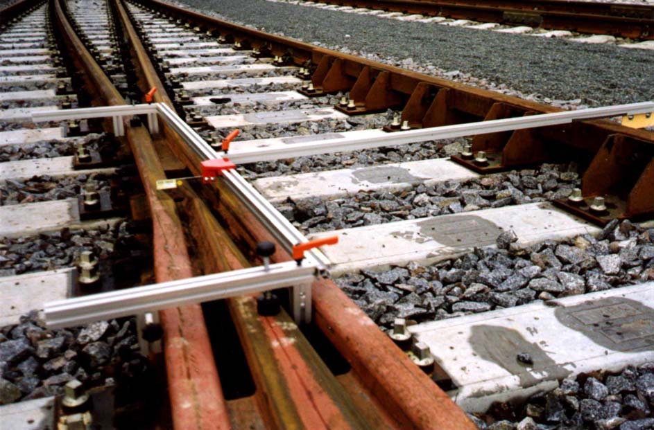 Obr. PŠR-1 Prostorová šablona PŠR 1 je zařízení určené k rychlému a poměrně přesnému zjišťování stavu trajektorie srdcovky jak přímo v kolejišti, tak i mimo kolejiště.
