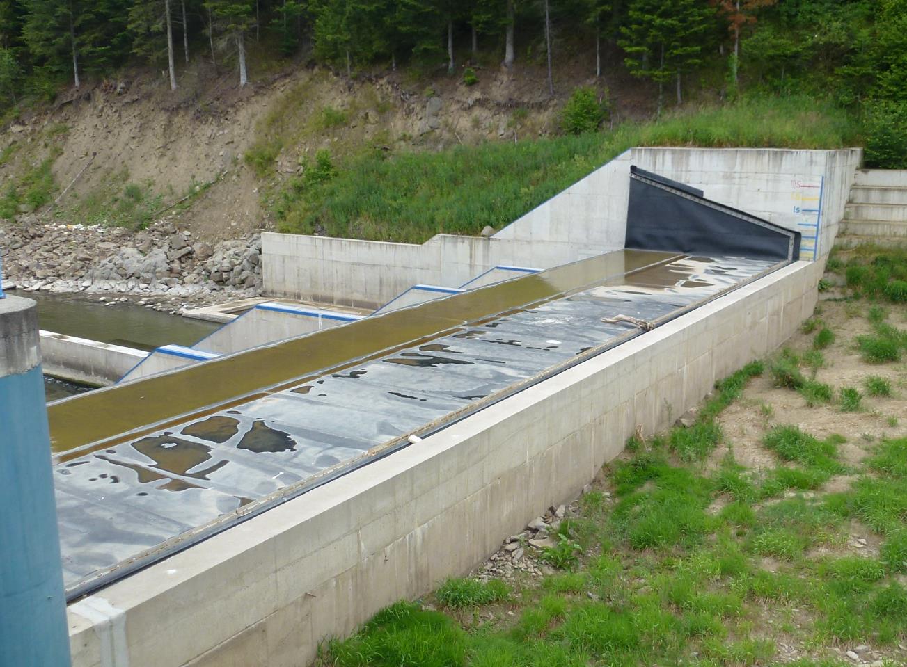 Obr. 1.1 Přeliv se širokou korunou s vakem, Ružbašská Miľava (foto Pařílková, 014) 1.