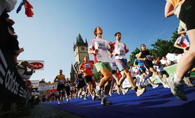 51 Naprostým běžeckým začátečníkům, byť s výbornou kondiční přípravou v rámci jiného sportu, můžeme spíše doporučit postupné získávání zkušeností v přípravě i závodech od deseti kilometrů přes