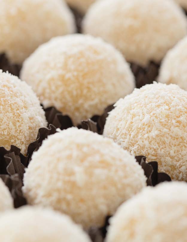 14. BEIJINHO DE COCO (kokosové pralinky) Beijinhos, doslovne prekladané ako malé pusinky, patria k tým brazílskym pochúťkam, ktoré sa vyrábajú takmer vý-hradne zo sladkého kondenzovaného mlieka.