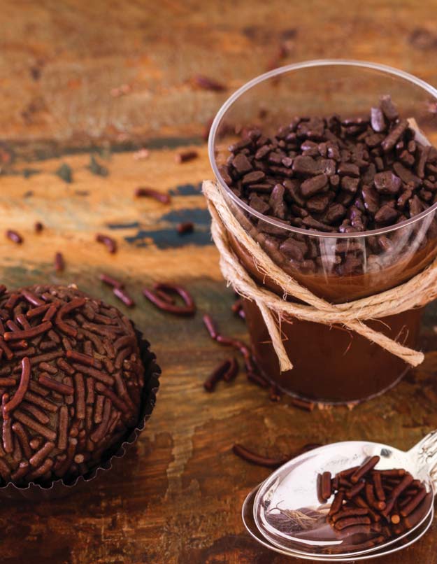 16. BRIGADEIRO (čokoládové truffl es) A na záver úžasná brazílska maškrta podobná bonbónom je mimoriadne chutná a lahodná nazýva sa brigadeiro! V Brazílii tieto čokoládky milujú! Vyskúšajte ich tiež!