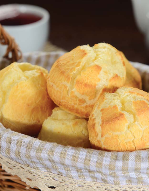 2. PAO DE QUEIJO (syrový chlieb) Tieto malé chlebíky sú nielen chutné, ale tiež neobsahujú lepok/pšenicu, takže predstavujú ideálnu pochúťku pre každého (vrátane celiatikov a ľudí s intoleranciou