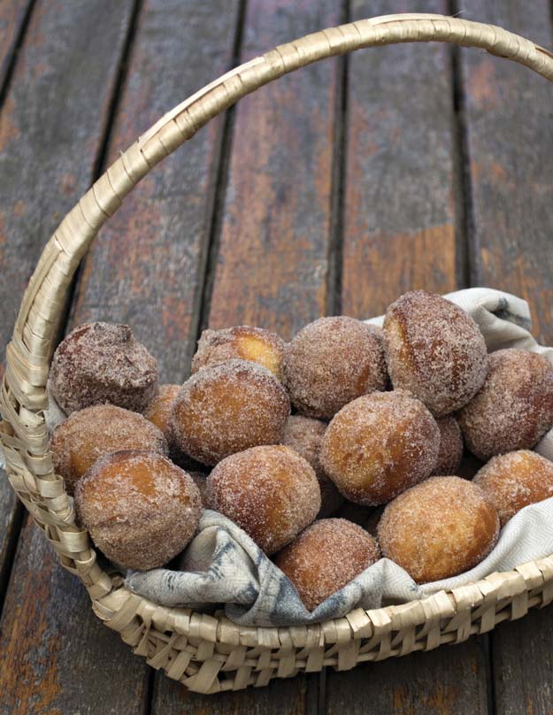 3. BOLINHOS DE CHUVA (škoricové šišky) Tieto brazílske šišky, "Bolinhos de chuva" (vo voľnom preklade "dažďové buchtičky"), sú pomenované podľa ich tvaru pripomínajúceho dažďovú kvapku.