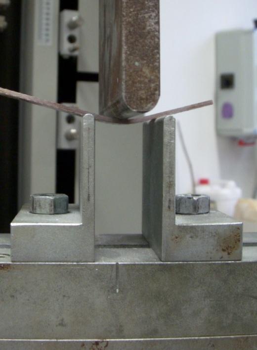 UTB ve Zlíně, Fakulta technologická 49 9.2 Ohybová zkouška Ohybová zkouška byla tříbodová. Zkouška se také prováděna na stroji ZWICK 1456.