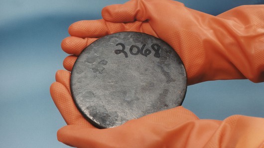 2.1. Co je to uran Neutralizace kyselých roztoků Diplomová Uran je radioaktivní chemický prvek patřící mezi aktinoidy. Jedná se o stříbrobílý lesklý, tvrdý, tvárný kov (obr. 2.